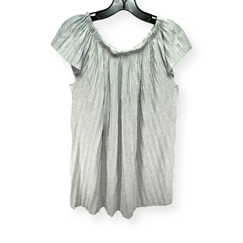 Dress Casual Short By Chelsea And Theodore In Silver, Size: M