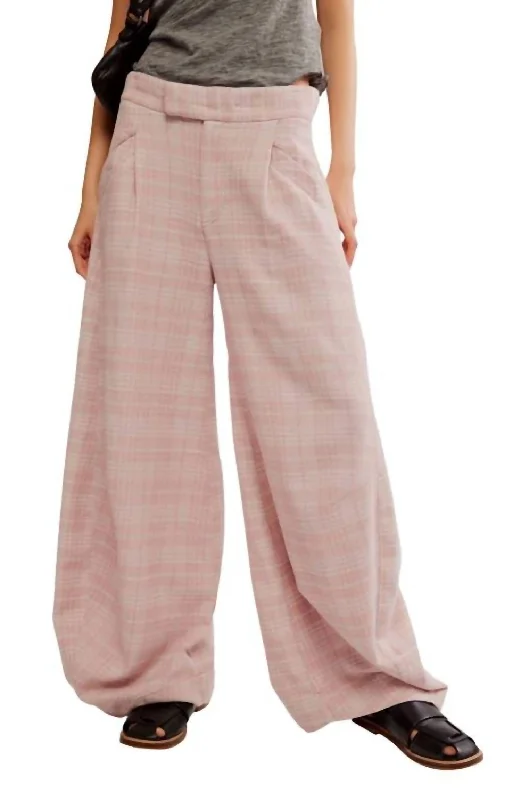 Tegan Barrel Trouser In Pale Mauve